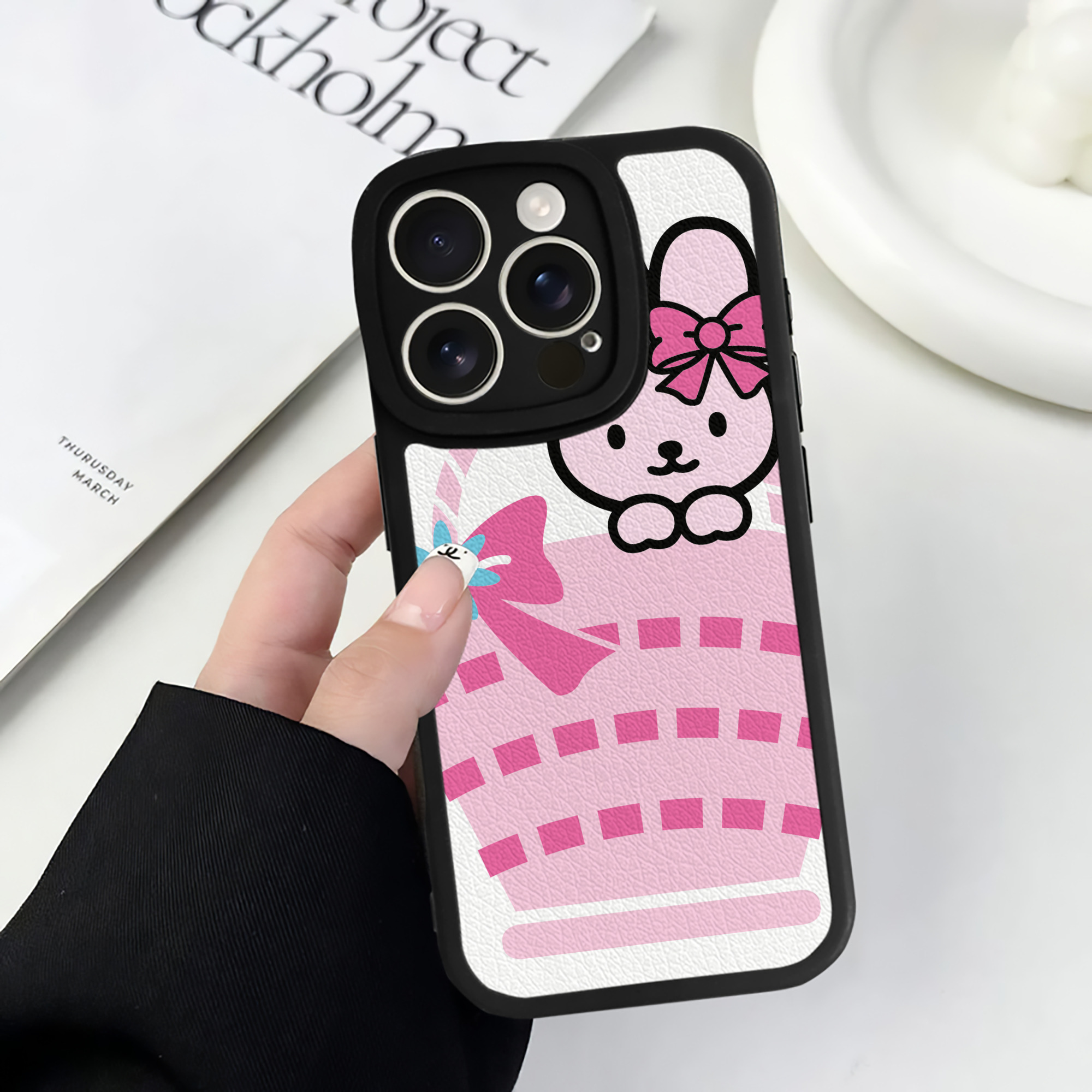 （画像用） Hello Kitty ハローキティ 【iPhone 16シリーズ対応】シリコンスマホケース（レザー調） 材質：シリコン